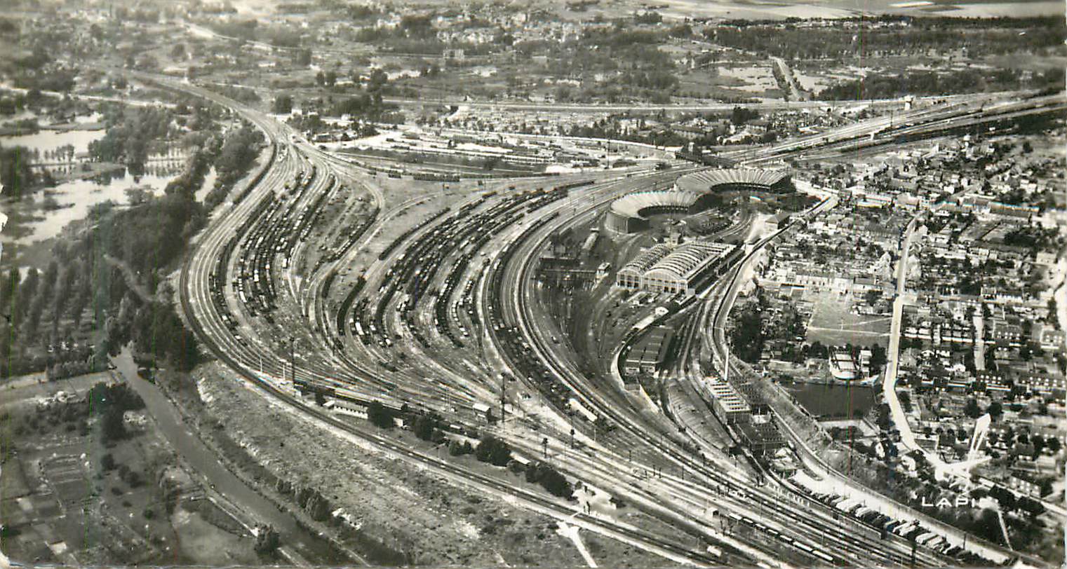 CPM La Gare de Triage de Longueau (Somme) Commerce et Transports Train